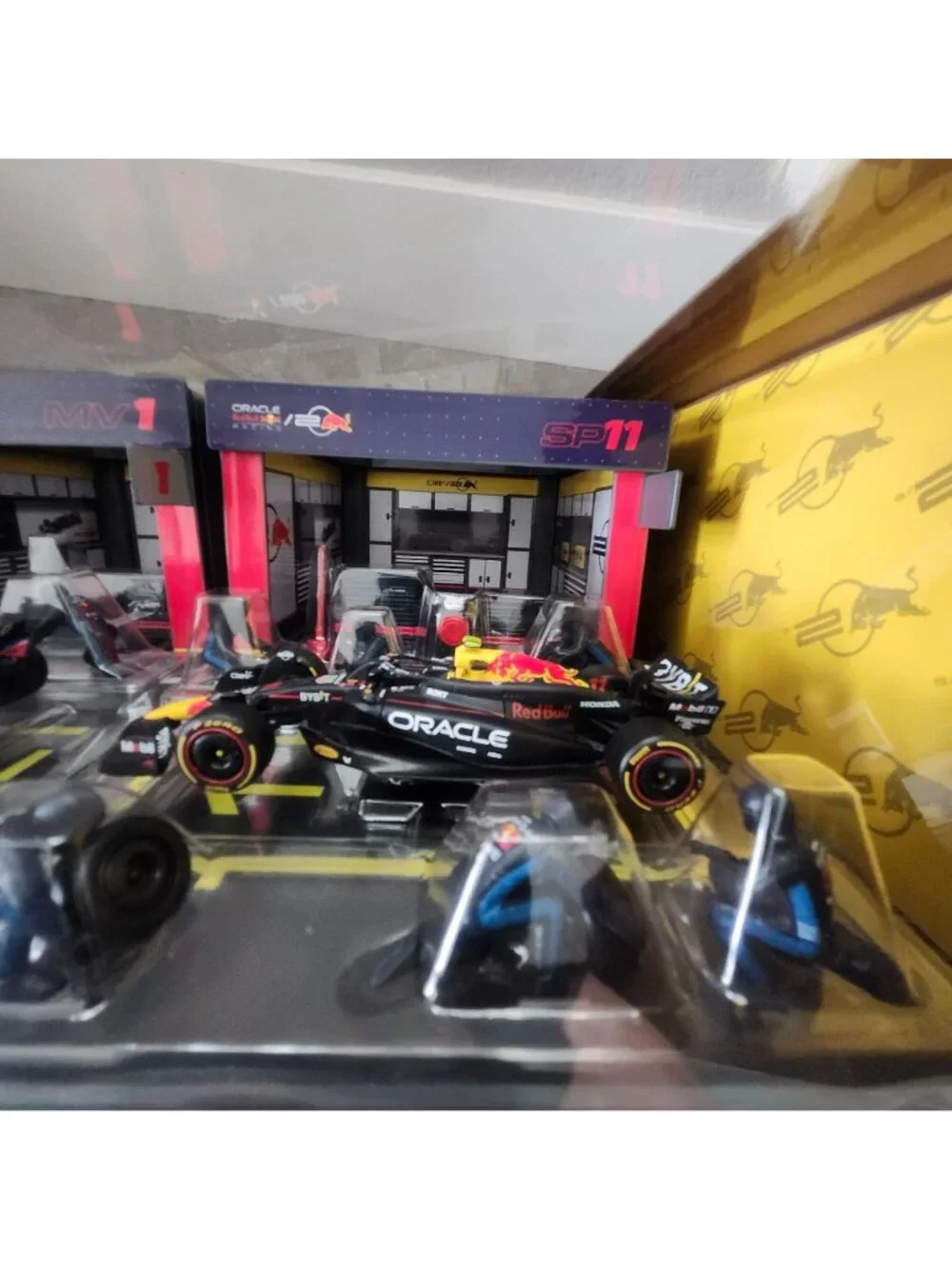Burago RED BULL 1:43 Formula 1 Deluxe Pit Set Garages Pit Crew 3 F1 Cars